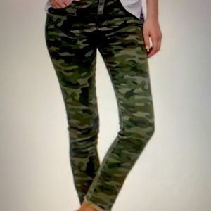 MUD PIE NWT green Camo Print SZ L . InseAm 26 ins